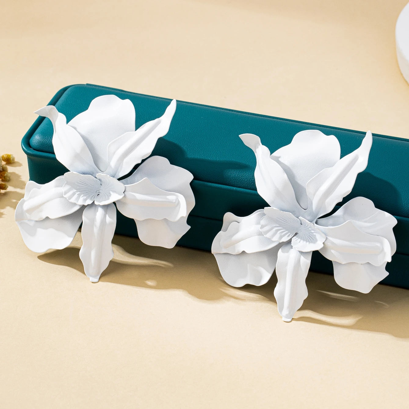 A Pair of Women's Earrings, Exaggerated Stereo Flowers, Earrings and Jewelry Available in Various Colors, Suitable for Daily Wear and Gift Giving