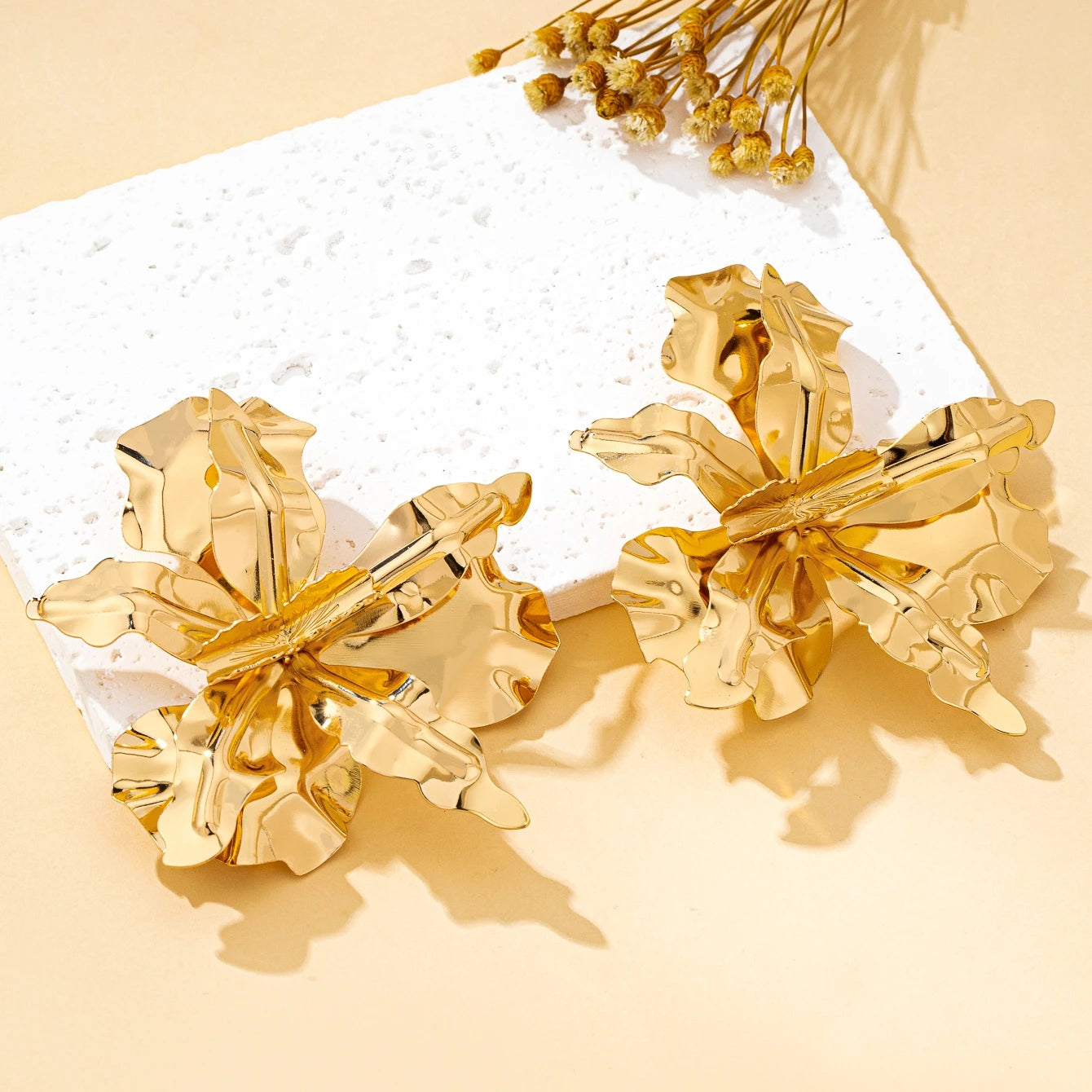 A Pair of Women's Earrings, Exaggerated Stereo Flowers, Earrings and Jewelry Available in Various Colors, Suitable for Daily Wear and Gift Giving