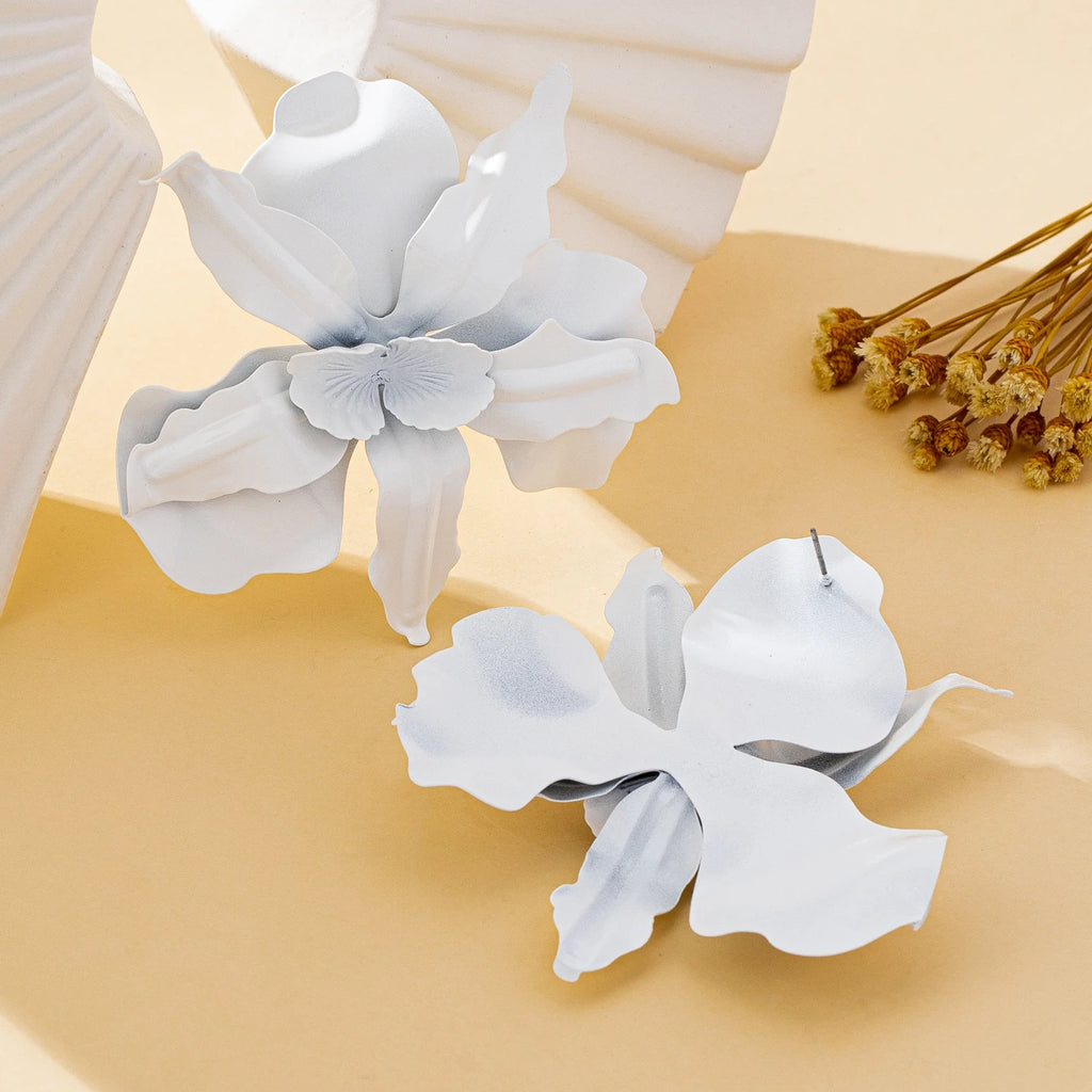 A Pair of Women's Earrings, Exaggerated Stereo Flowers, Earrings and Jewelry Available in Various Colors, Suitable for Daily Wear and Gift Giving