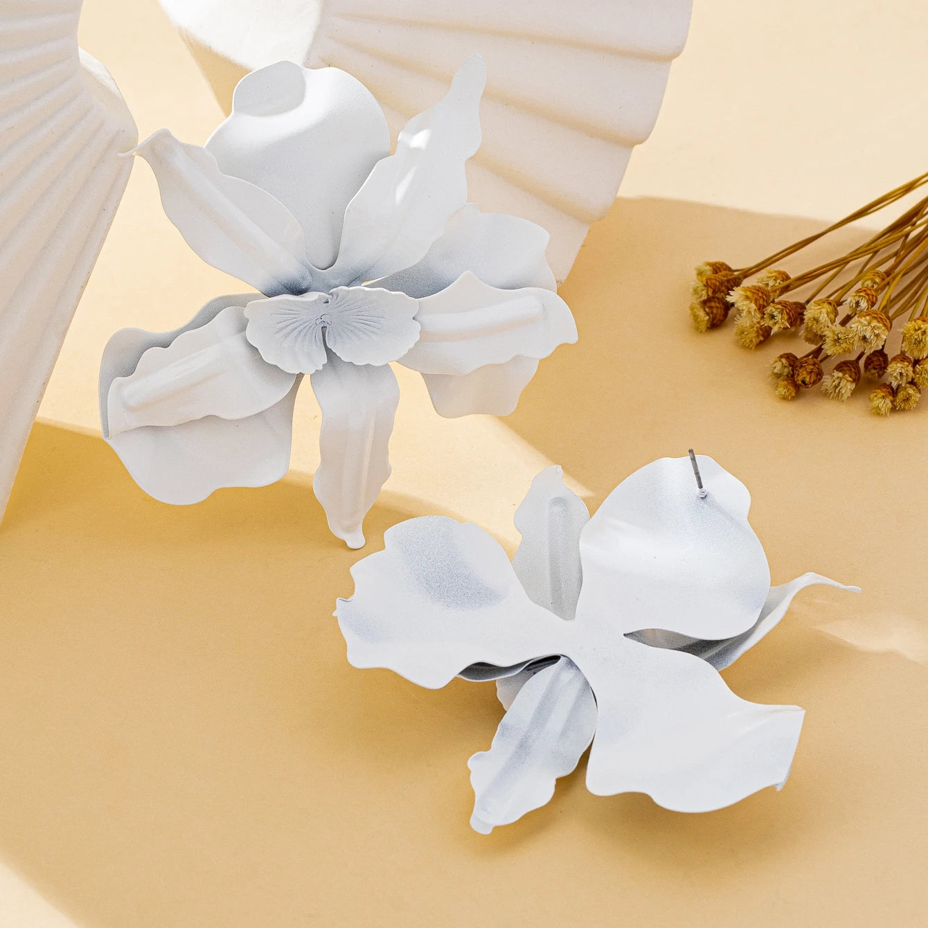 A Pair of Women's Earrings, Exaggerated Stereo Flowers, Earrings and Jewelry Available in Various Colors, Suitable for Daily Wear and Gift Giving