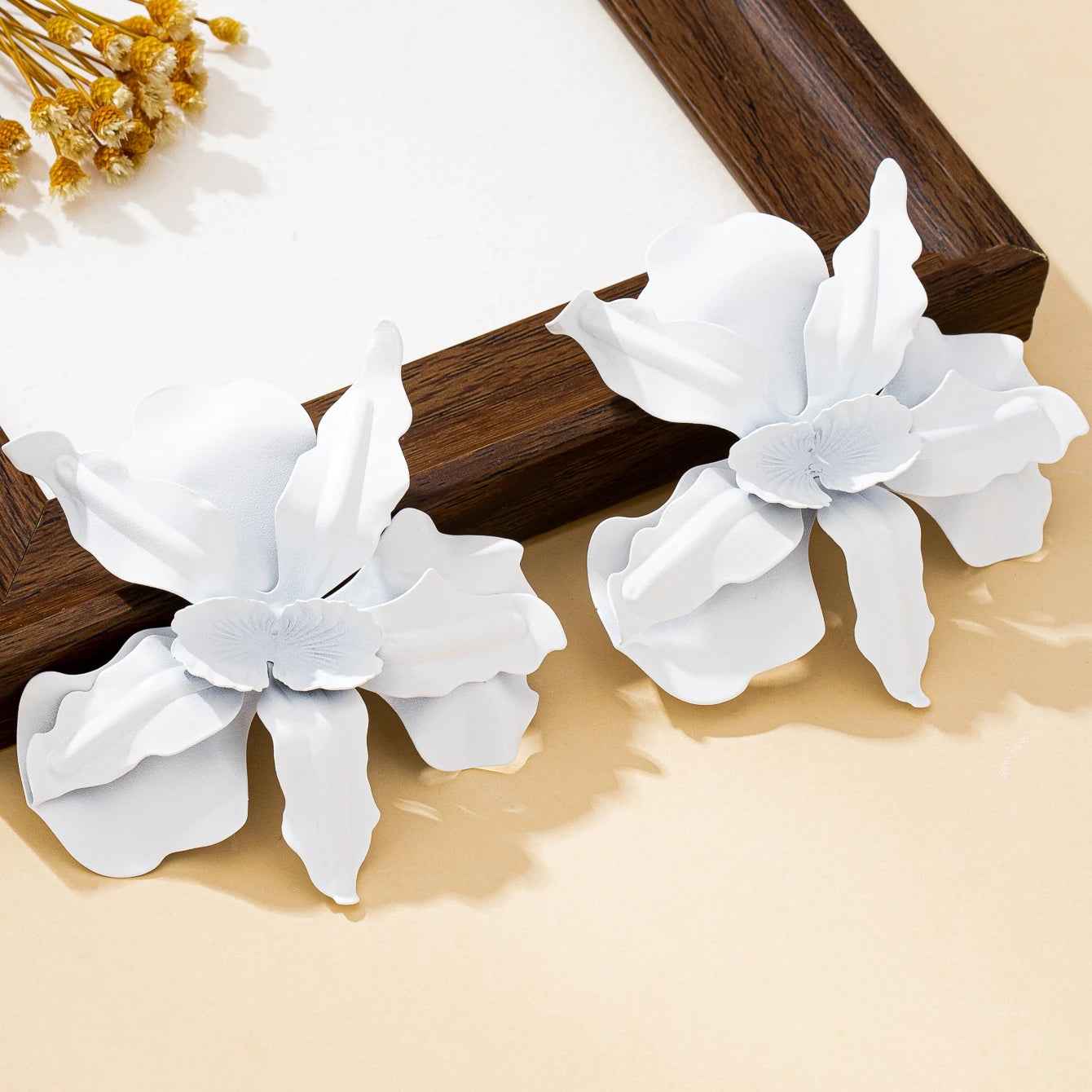 A Pair of Women's Earrings, Exaggerated Stereo Flowers, Earrings and Jewelry Available in Various Colors, Suitable for Daily Wear and Gift Giving