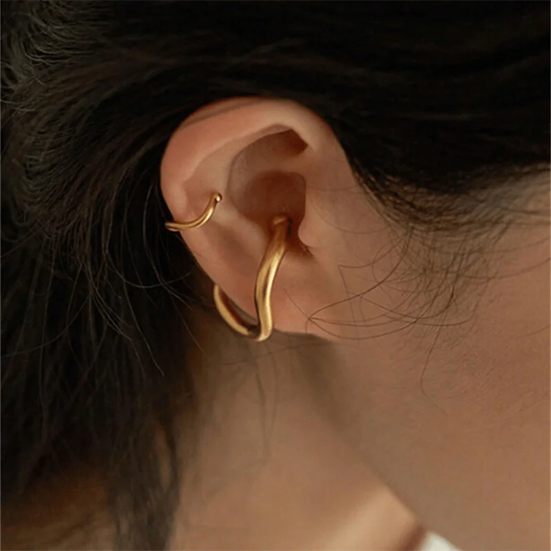 Set of 2 irregular twisted ear clips, personalized earrings for women, versatile for daily use, gift giving in the Middle East