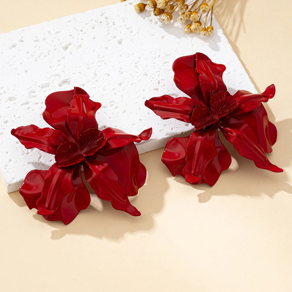 A Pair of Women's Earrings, Exaggerated Stereo Flowers, Earrings and Jewelry Available in Various Colors, Suitable for Daily Wear and Gift Giving