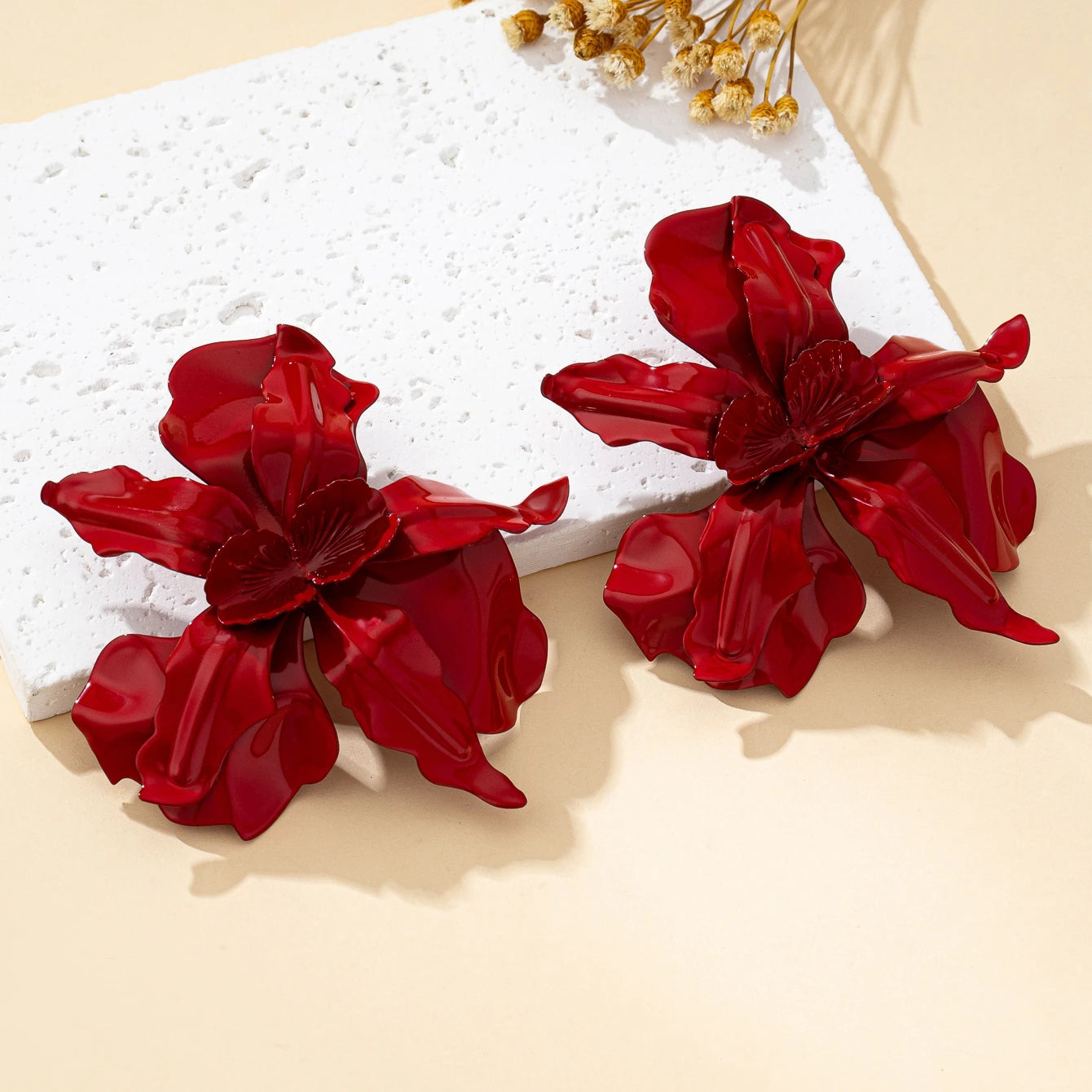 A Pair of Women's Earrings, Exaggerated Stereo Flowers, Earrings and Jewelry Available in Various Colors, Suitable for Daily Wear and Gift Giving