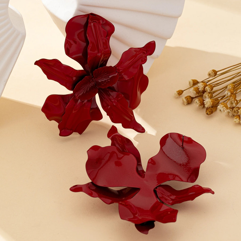 A Pair of Women's Earrings, Exaggerated Stereo Flowers, Earrings and Jewelry Available in Various Colors, Suitable for Daily Wear and Gift Giving