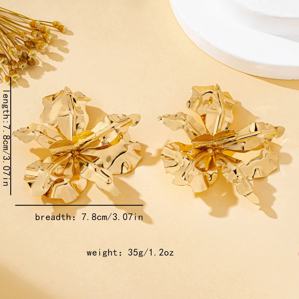 A Pair of Women's Earrings, Exaggerated Stereo Flowers, Earrings and Jewelry Available in Various Colors, Suitable for Daily Wear and Gift Giving