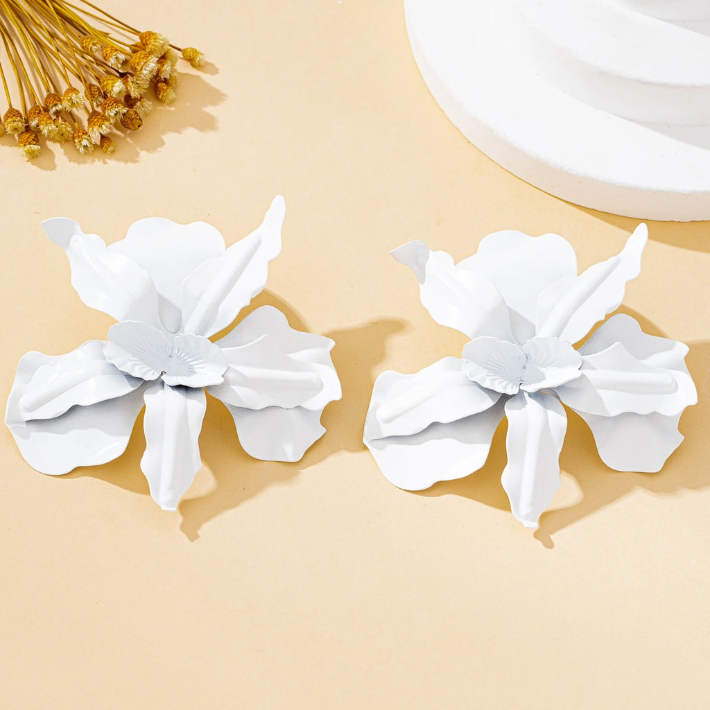 A Pair of Women's Earrings, Exaggerated Stereo Flowers, Earrings and Jewelry Available in Various Colors, Suitable for Daily Wear and Gift Giving