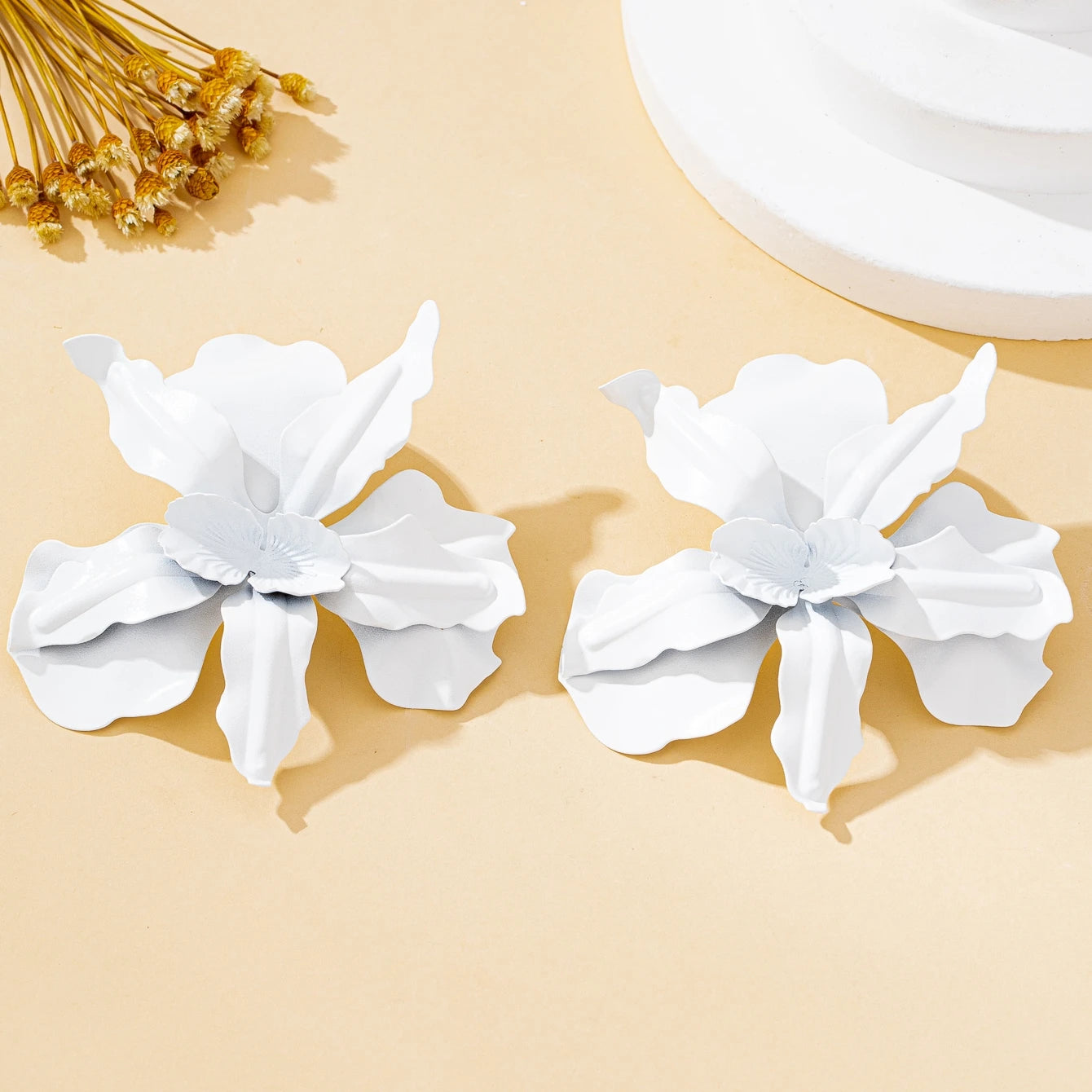 A Pair of Women's Earrings, Exaggerated Stereo Flowers, Earrings and Jewelry Available in Various Colors, Suitable for Daily Wear and Gift Giving